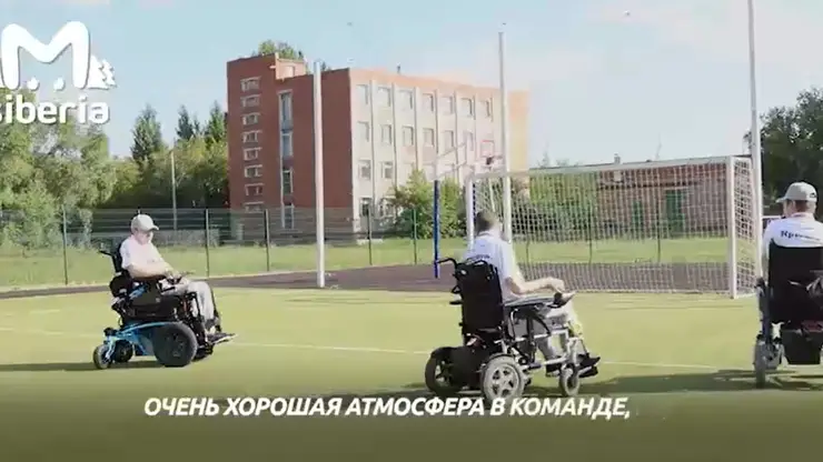 Инвалид-колясочник из Омска со своей футбольной командой стали бронзовыми призерами России