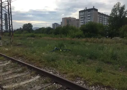 В Красноярске поезд насмерть сбил 18-летнего курьера на велосипеде