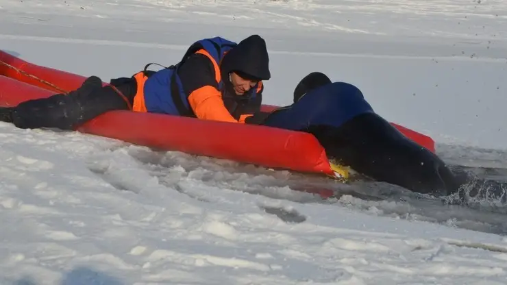 В Канске продолжаются поиски провалившихся под лёд девочек