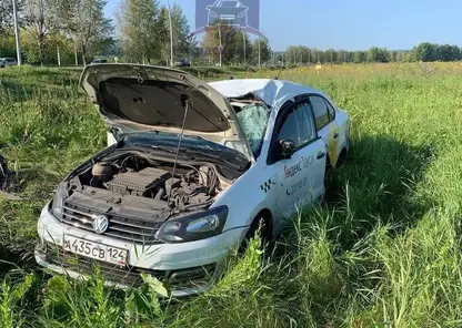 В Красноярском крае водитель такси перевернулся по дороге в аэропорт