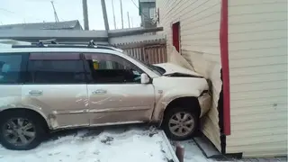 В Якутии водитель перепутал газ и тормоз и снес забор жилого дома