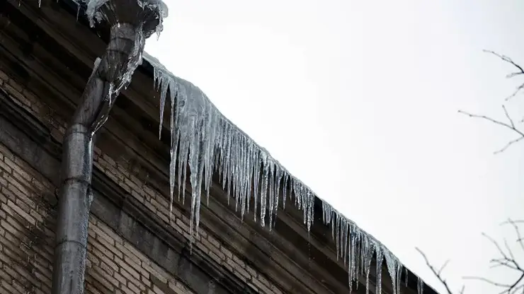 В Красноярске усиливают контроль за сосульками и снегом на крышах