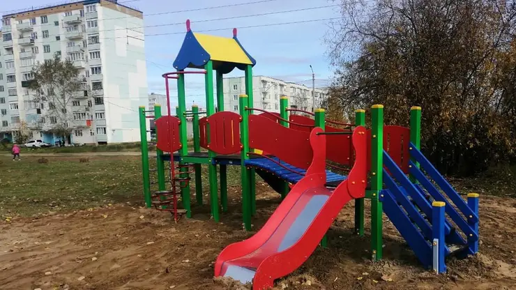 Богучанская ГЭС подарила городу детский игровой комплекс