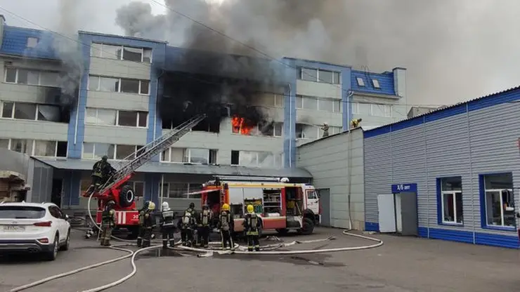Красноярские пожарные только ночью ликвидировали пожар на Свердловской