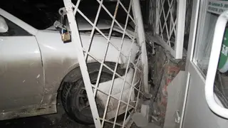 23-летний пьяный житель Красноярского края угнал автомобиль и врезался в магазин