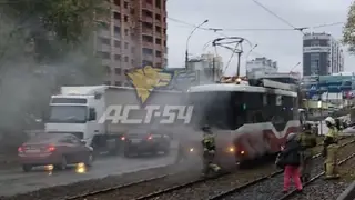 В Новосибирске воспламенился трамвай с пассажирами