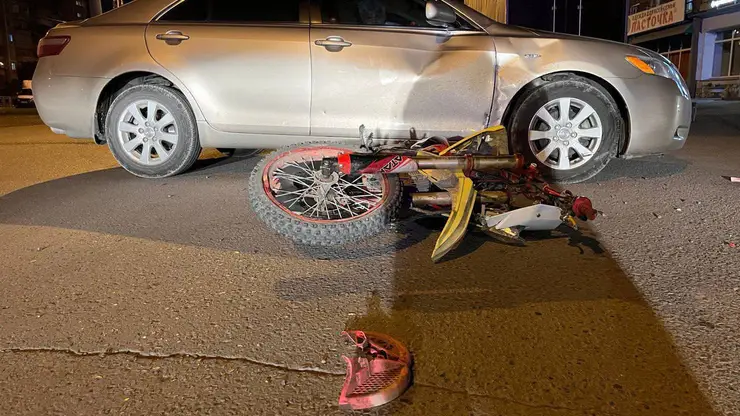 Пьяный мотоциклист угодил под колеса Toyota на правобережье Красноярска 