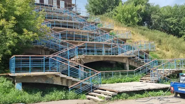 На ул. Мелькомбинатская демонтируют аварийную лестницу