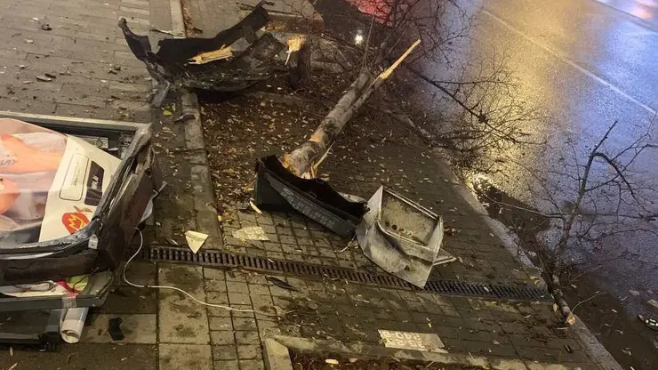 В центре Красноярска водитель Audi снёс два дерева и рекламный щит