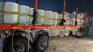 В Богучанском районе водитель съехал в кювет на грузовике с соляной кислотой