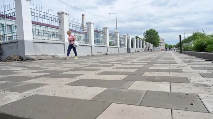 В Красноярске на правобережье продолжаются работы по благоустройству променада