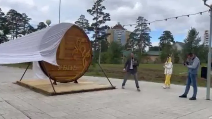 В Бурятии установили гигантский памятник рублю 