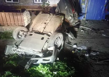 В Уяре автомобиль разорвало на две части после столкновения с бетонной опорой ЛЭП