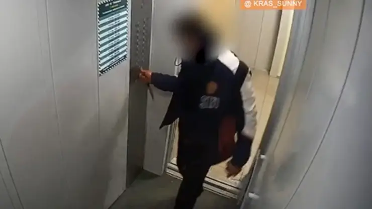 В Солнечном Красноярска заметили в лифте окровавленного человека с ножом