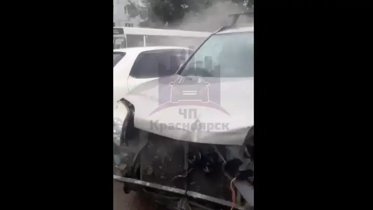 В Красноярске пьяный дедушка в тельняшке протаранил несколько машин