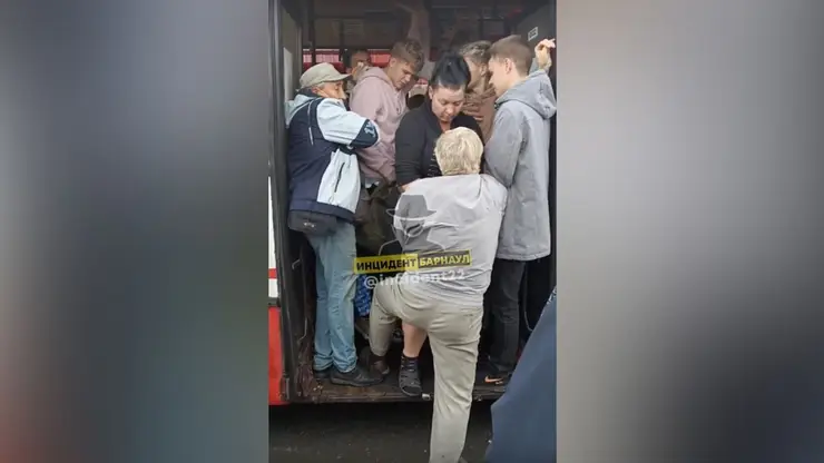 В Барнауле кондуктор вытолкал дедушку из автобуса