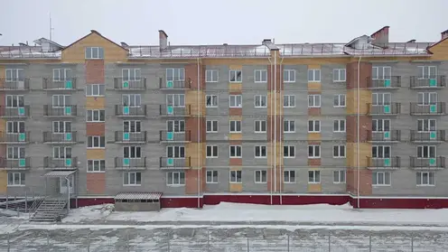 Строительство пятиэтажного дома для переселенцев из аварийного жилья завершилось в Боготоле Красноярского края