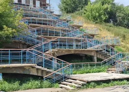 На ул. Мелькомбинатская демонтируют аварийную лестницу