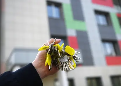В кузбасском Анжеро-Судженске детям-сиротам и бюджетникам вручили ключи от новых квартир