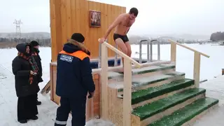 Красноярцам дали рекомендации по безопасному купанию в ледяной воде