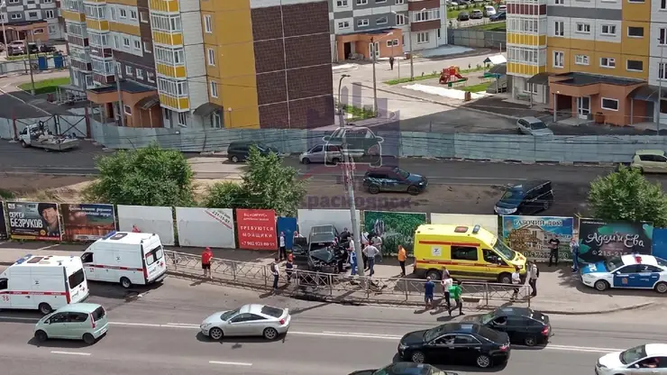Автомобиль вылетел на тротуар на Партизана Железняка в Красноярске