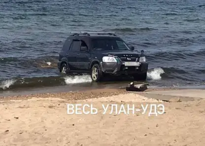 В Бурятии автомобилист нашел парковочное место в Байкале