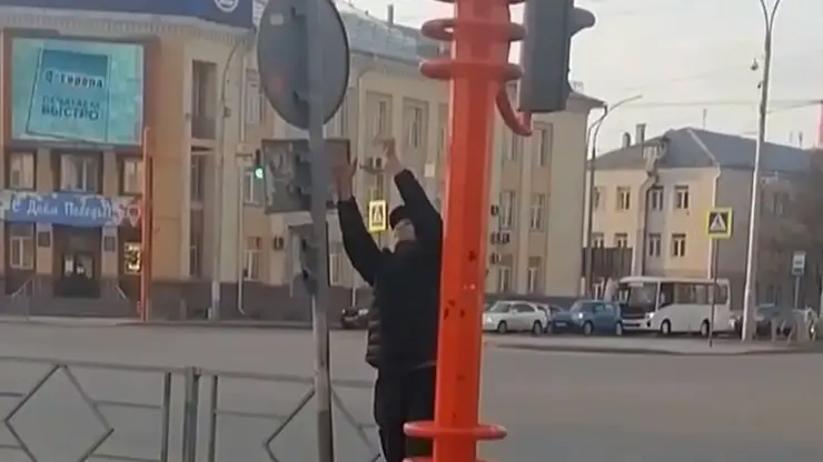 В Кузбассе мужчина забрался на светофор и разговаривал с дорожными знаками