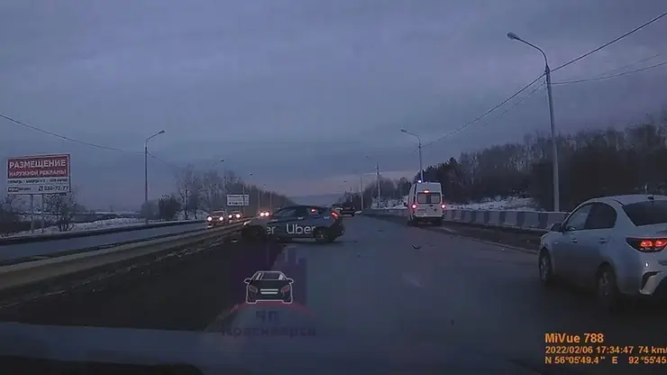 В Красноярске пьяный водитель такси протаранил машину скорой помощи