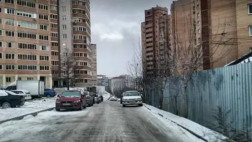 В Красноярске автомобили жителей ул. 2-я Байкитская не дают коммунальщикам почистить улицу