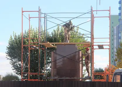 В Красноярске в сквере Степанова началась установка 14-метровой стелы