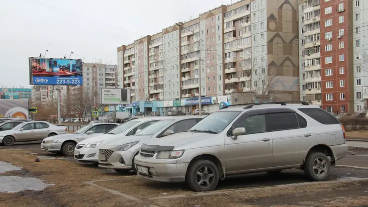 В Красноярске в Свердловском районе за парковку на газонах наказали 151 человека