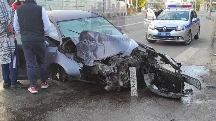 В Красноярске водитель на Mazda снёс фонарный столб