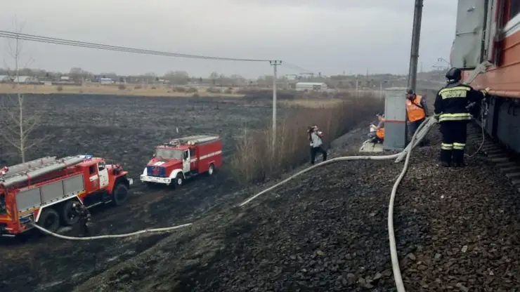 Пожарный поезд со станции Ачинск-I борется с пожаром в Большеулуйском районе Красноярского края
