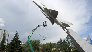 В Красноярске стартовали работы по реставрации легендарного МиГ-21Ф