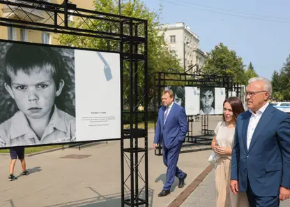 Губернатор Красноярского края посетил фотовыставку о детях Донбасса
