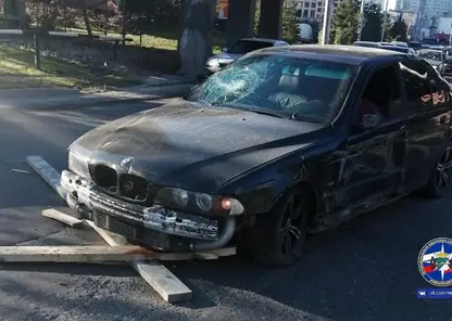 В Новосибирске водитель иномарки снес ремонтные ограждения