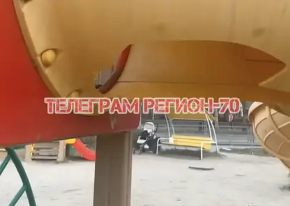 Ребенок провалился в дыру на горке на детской площадке в Томске