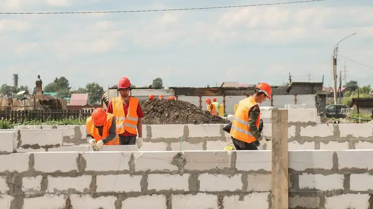 Александр Усс проинспектировал строительство домов для погорельцев в Ачинском районе
