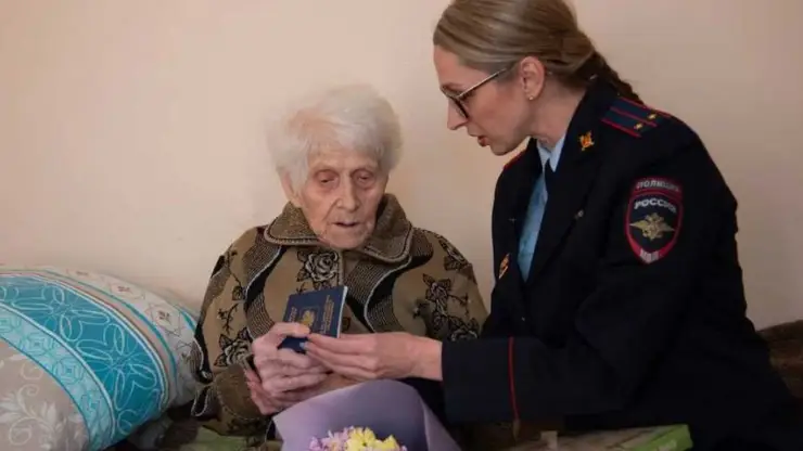 В Красноярске 97-летней гражданке Украины выдали бессрочный вид на жительство