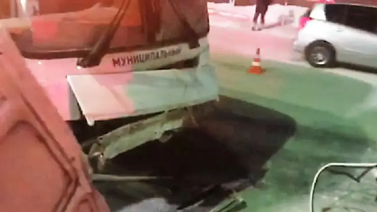 «Жигули» попали под автобус в Иркутской области