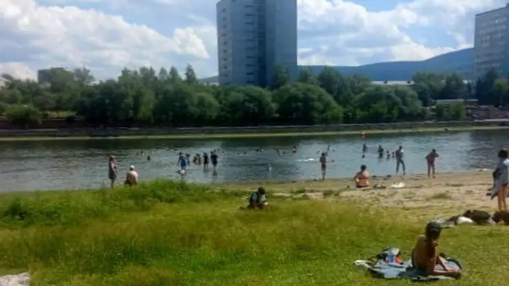 Жители Красноярска купаются в Енисее на Абаканской протоке, несмотря на запрещающие знаки