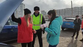 В Красноярске водителей на дорогах накормили блинами