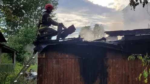 Два дачных дома загорелось в Красноярске после попадания молнии