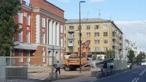В Красноярске у снесенного здания кафе «Кантри» демонтируют бетонные блоки