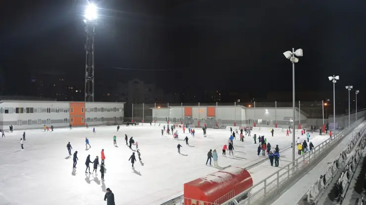 Жители Красноярска смогут бесплатно покататься на коньках на стадионе «Локомотив»