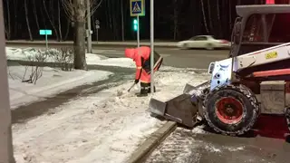В Красноярске за ночь дорожники вывезли более 260 КамАЗов снега