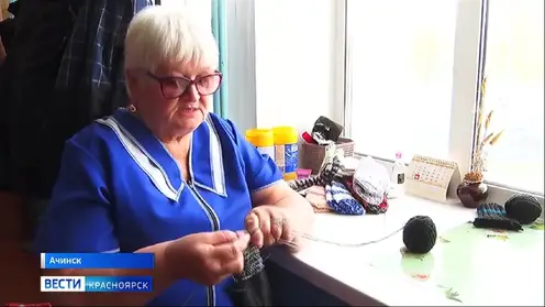 Пенсионерка из Ачинска вяжет носки и варежки для бойцов СВО