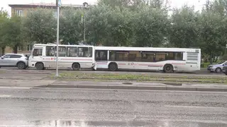 Два автобуса и иномарка столкнулись на Красрабе в Красноярске 