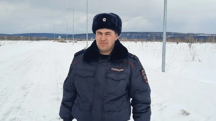 Полицейский из Кемерово спас женщину и ее собаку из канализационного колодца