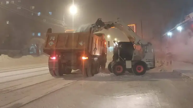 Тротуары и дороги в Красноярске ночью убирали 100 единиц спецтехники
